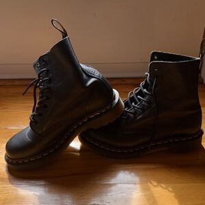 Dr. Marten Pascal (Air Wair) soft Black Leather Lace-Up Boots Size 6 US